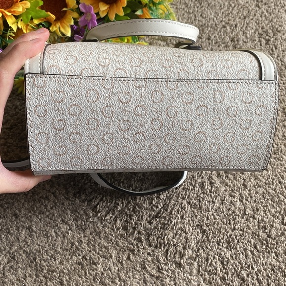 NWT white guess crossbody purse - Picture 11 of 11